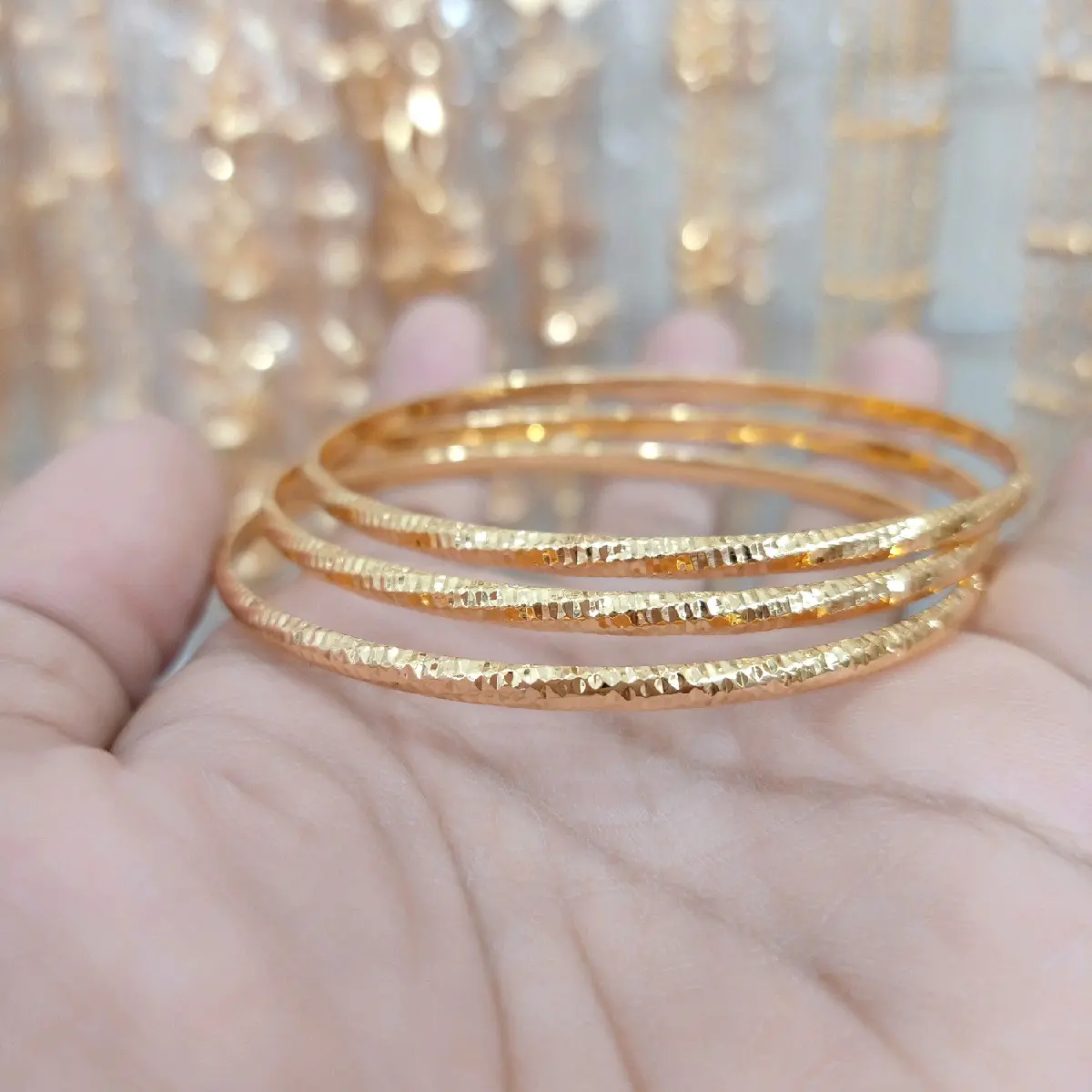 Gelang Tangan Kroncong Ukir Cantik Set Tiga Aksesoris Elegan