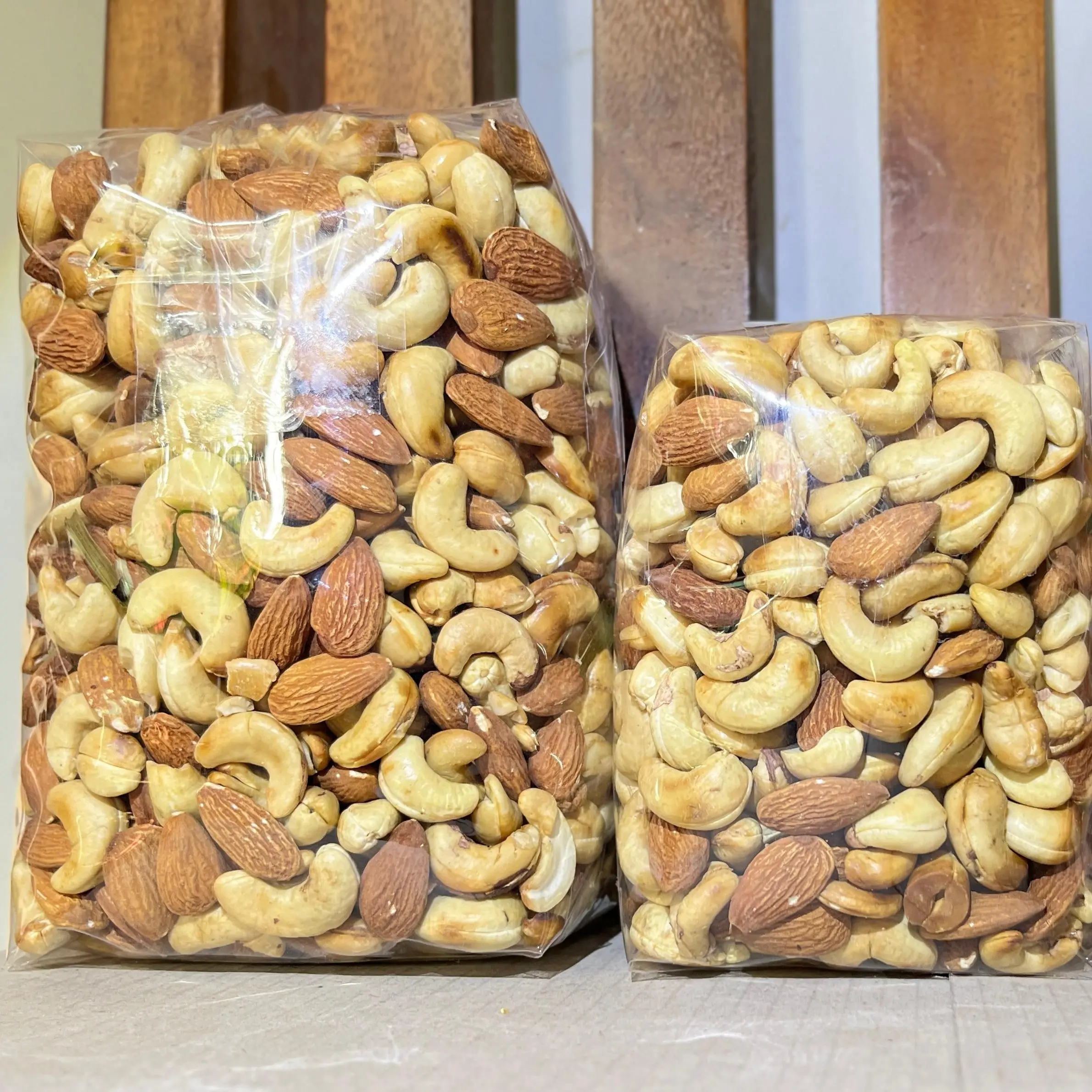 Mix Nuts Almond dan Kacang Mete Panggang 1000 gram - Makanan Snack Murah & Nikmat dari Produk Ini almon
