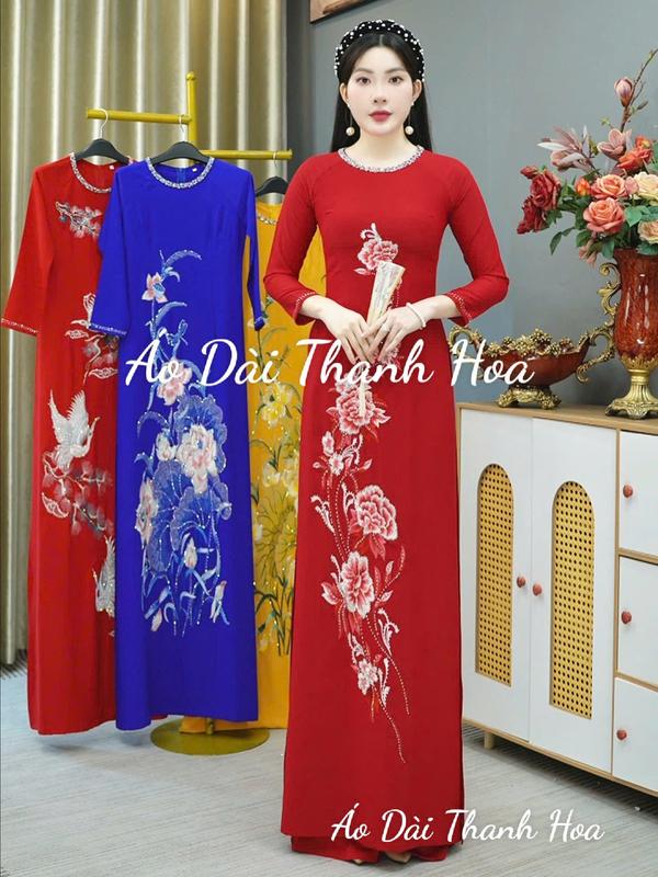 E3 Áo Dài Đỏ Dô thêu hoa Trà ép dá pha lê dọc hoạ tiết cổ tròn tay lửng.