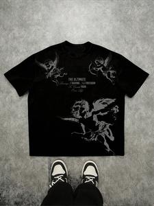 Playera con Eslogan de Ángel y Libertad — Ropa de Calle de Alta Venta!Estampado de Ángel Vintage + Texto Motivacional, Lavado en Negro & Corte Oversized para Estilo Urbano y Cool.Top de Estatamento Moderno.
