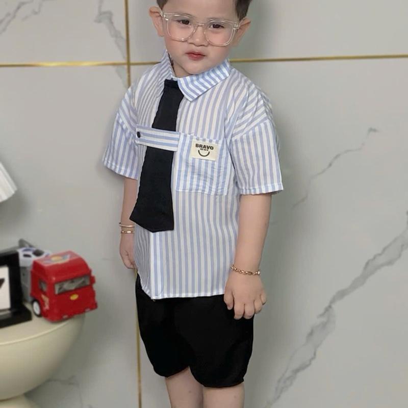 TẶNG KÍNH Set sơ mi ngắn tay kẻ sọc xanh và quần short cho bé trai kèm cà vạt phối túi phong cách hàn quốc đi du lịch đi học đi chơi size từ 8kg đến 30kg