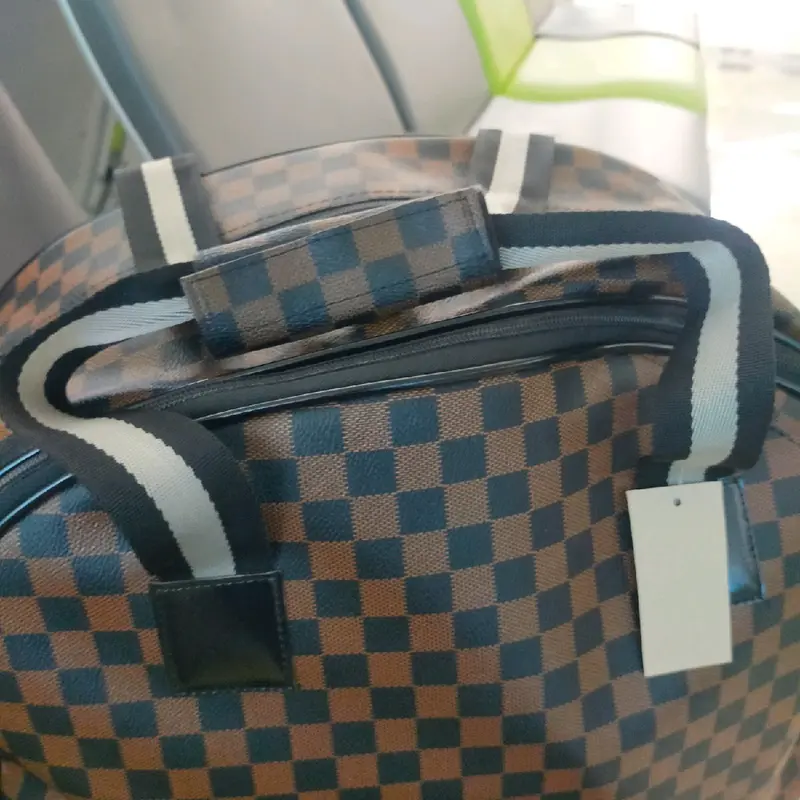 Tas Baju Kulit Sintetis Corak Viral Elle Travel 5