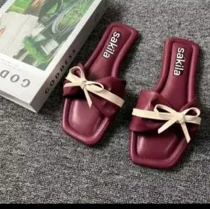 Sakila Sandal Wanita Flat Kokop Pita dengan Desain Elegan dan Nyaman untuk Penggunaan Sehari-hari - Merah Marun