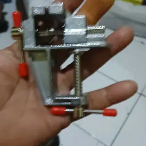 Tiga Perkakas Mini Klemp Catok Ragum Vise Table Bench Alat Penjepit Meja Clamp Stabil Kokoh Portable & Hemat Ruang untuk DIY & Reparasi
