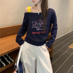 Navy blue one-shoulder off-shoulder top, women's T-shirt print contrast color, beautiful women's style bottoming shirt for women, 2025 beautiful and fashionable clothing, autumn loose version long-sleeved hot girl lazy style one-shoulder top 3824 Casual
