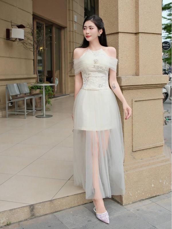 Đầm thiết kế trắng kem đính đá lung linh sang chảnh