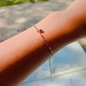 Gelang Tangan Wanita Titanium Manik Bulat dengan Liontin Bibir Anti Karat Anti Pudar Tahan Lama Hypoallergenic Nyaman Dipakai Desain Minimalis Elegan Aksesoris Fashion Serbaguna Cocok untuk Sehari-hari dan Hadiah BS03