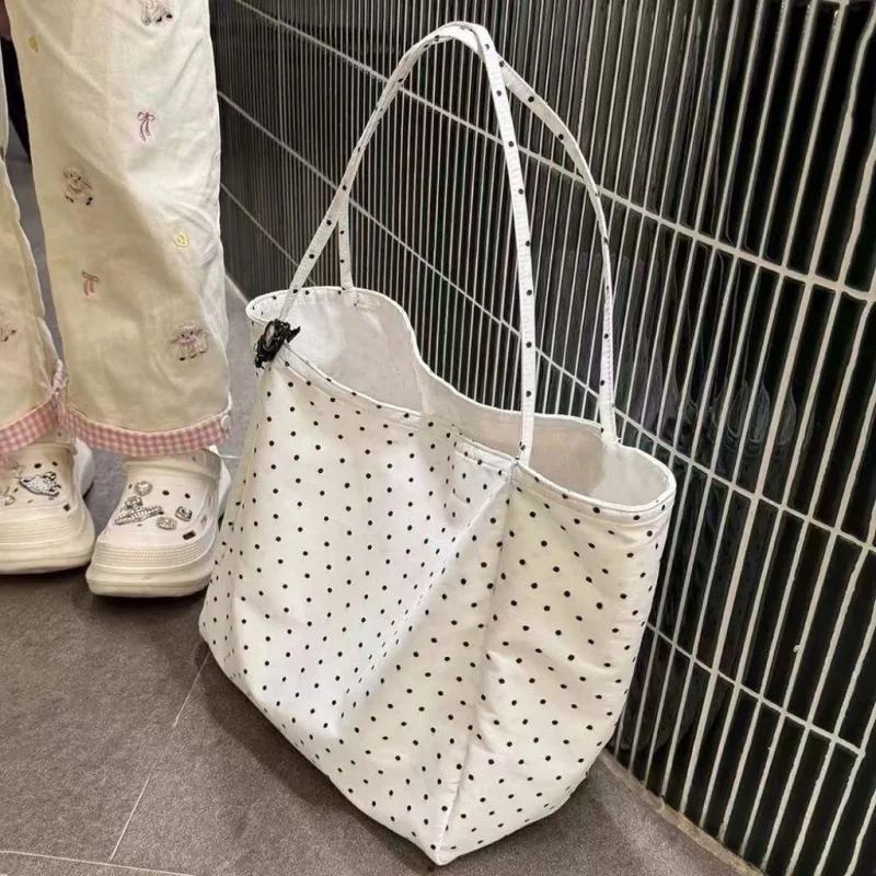 Túi vải bố họa tiết chấm bi dung tích lớn mới – túi tote phong cách Hàn Quốc dành cho nữ sinh, đa năng để đi làm hoặc đeo vai.