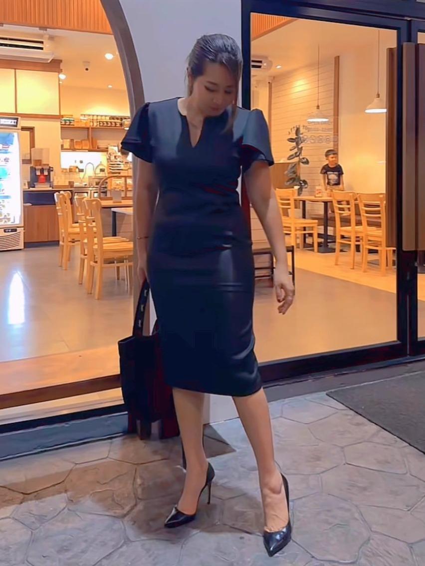 เดรสแขนบัว รุ่นHiso ( เฉพาะกิจ สีดำ สีเดียว )คอวีตกแต่งแฟชั่น ซิปหลัง ผ่าหลังความยาวคลุมเข่า