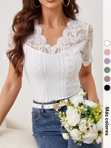 1 pieza: blusa de manga corta con encaje francés insertado, cuello en V con aberturas, diseño entallado y capas; prenda versátil para el uso diario, el trabajo y las citas.