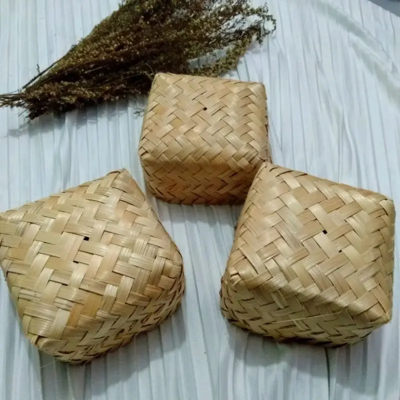 Bakul nasi terbuat dari anyaman bambu untuk menyimpan nasi 2