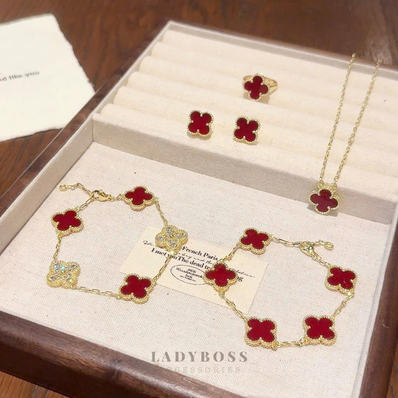 Bộ Phụ Kiện Bốn Lá Nữ Đỏ Trắng Phối Đá Size 1.5 Chất Liệu Đồng Mạ Vàng Cao Cấp Bông tai - Dây Chuyền - Nhẫn Và Lắc Tay 4 Lá Lady Boss Accessories