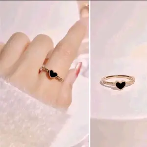 Cincin Titanium Wanita Motif Love Hitam Ring Permata Warna Gold Anti Karat