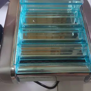 Tixx Mesin Pengguling dan Penguleni Tepung Elektrik Kecil Terbaru, Terbuat dari Baja Tahan Karat. Dilengkapi dengan fungsi 2-in-1, Mudah Dibawa, dan Pisau Tidak Perlu Dilepas. Ideal untuk membuat mie dan menggulung tepung.