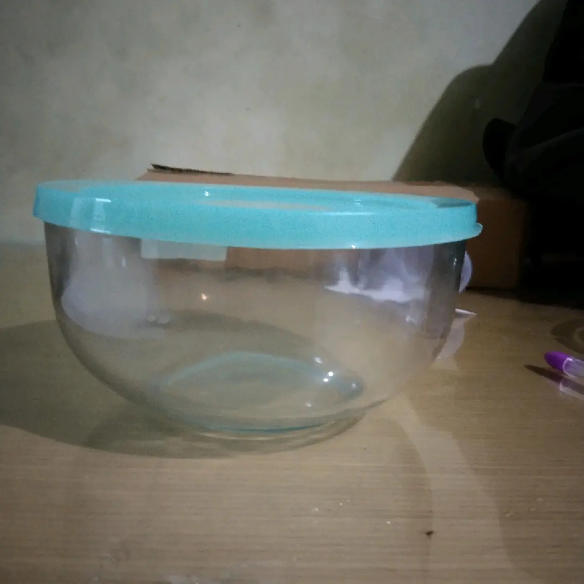 mangkok kaca bulat dengan tutup plastik biru