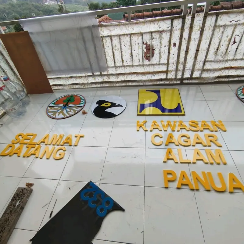 Huruf dan Angka bahan Akrilik spon. tinggi 20cm harga untuk satu huruf.di tempel di tempel 2