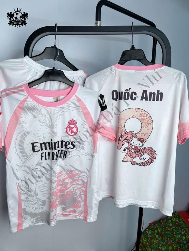 Bộ Đồ Đá Banh, Quần Áo Bóng Đá Trẻ Em "Real Rồng Hồng" Lồng Hình Hello Kitty Cưỡi Rồng Chất Liệu Vải Thun Cotton Cho Bé Từ 18Kg - 80kg Có In Tên + Số Theo Yêu Cầu
