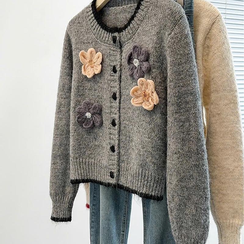    HÀNG QC L1  Áo Khoác Len Nữ Cổ Tròn Phối Hoa Nổi Cardigan Dệt Kim 2 Màu Cúc Tim Dáng Vừa Phù Hợp Xu Hướng 2025 - TD184 