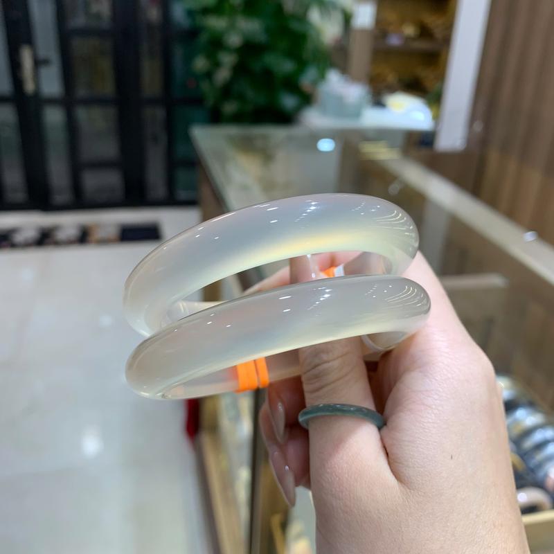  Vòng đeo tay nữ đá Bạch Nguyệt Quang nguyên khối màu trắng cao cấp size 51-60 