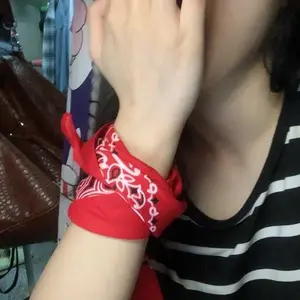 Syal Tren Hip-hop Bersepeda Luar Ruangan Eropa Dan Amerika Sapu Tangan Katun 55*55cm Bug Ganda Bunga Jambu Mete Hijab Segi Empat Sorban Masker Slayer Merah