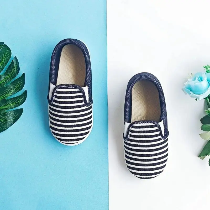 Sepatu slip on anak laki-laki salur garis hitam