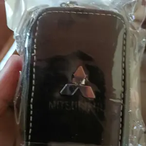 Dompet Gantungan Kunci Mobil Kulit Elegan dengan Gantungan & Resleting Souvenir