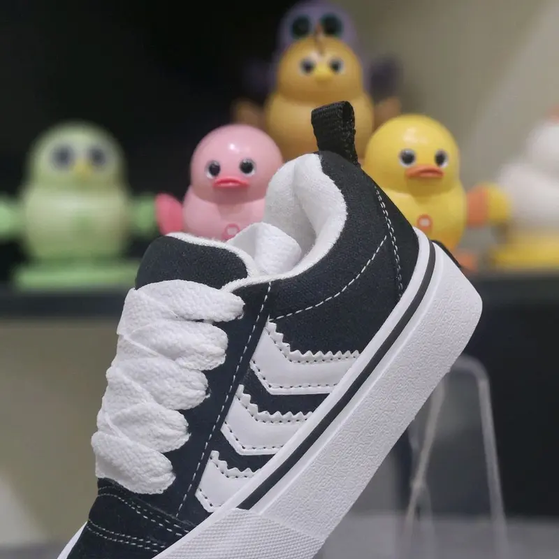 Sepatu anak anak brand lokal terbaru RUNN model gemuk dan lebih empuk nyaman dipakai oleh anak anak balita dan bisa untuk sepatu sekolah 2