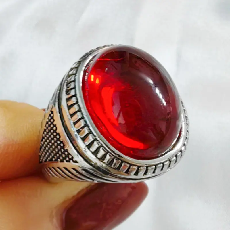 Cincin Resin Sintetis Buatan Merah Amber Ruby Merah Buatan Pribadi Pria Vintage Perak Hitam Pola Segitiga Cincin Punk Glamour Pria Pesta Pernikahan Aksesoris Pernikahan Ring