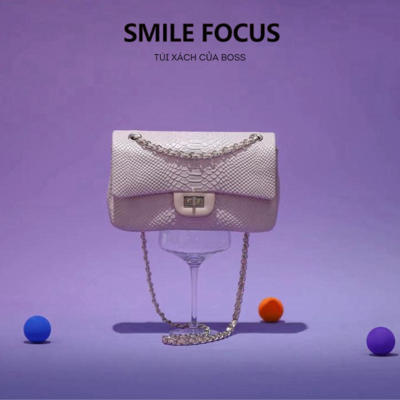  Túi xách nữ SMILE FOCUS thương hiệu Pháp dáng túi Classic Sang Chảnh màu tím Lavender hoạ tiết dập vân da trăn dễ phối đồ. Phù hợp đi làm đi dự tiệc. Túi kẹp nách  túi đeo chéo. Size 26cm. Full box hãng - SF2369 