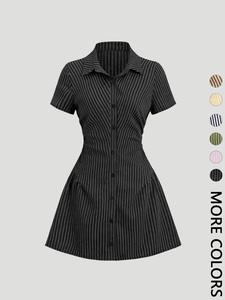 Este vestido camisero con rayas verticales es un mini vestido atemporal con estilo retro, de manga corta, cintura fruncida y cierre de botones.