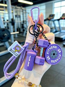 Juego de llaveros deportivos de 4 piezas con mancuernas y barra olímpica, accesorios unisex para gimnasio, opción perfecta como regalo, dijes estilosos y versátiles para bolsas de kettlebell.
