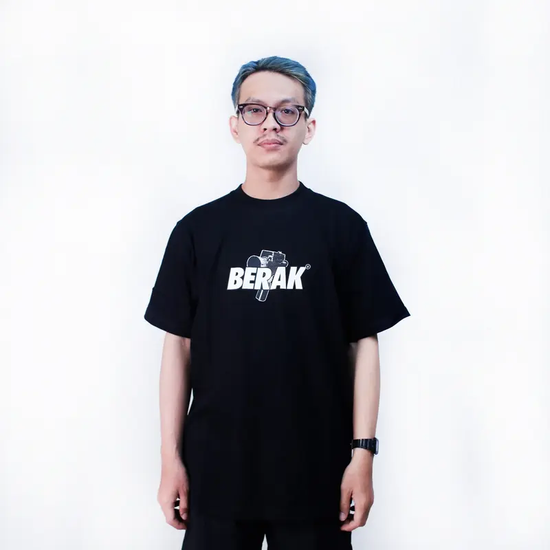 Berak 9420 Tshirt NUDIST BLACK Bahan Cotton Combed 24s Katun Lembut Kaos Nyaman Distro Pria Tebal Sablon 0