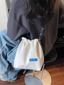 新型シングルショルダークロスボディバッグ、男女兼用のトレンディな巾着型バケットバッグ、小型で多用途のユニセックスウエストパック