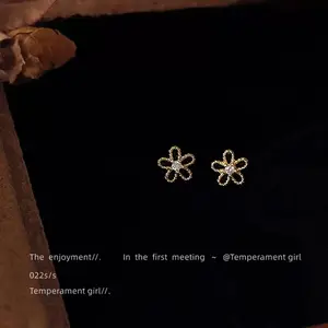 Anting Bunga Dengan Berlian Anting Tusuk Anting Titanium Anti Karat Anti Luntur