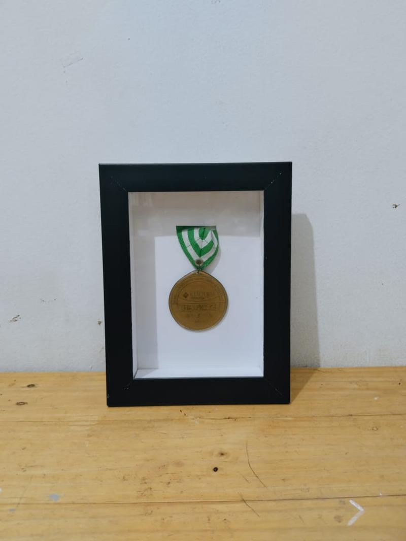 Product Introduction of Frame Medali  Kaca  Bingkai Medali  Modern Hitam  Satu Sisi Dipasang di Dinding Kado 2