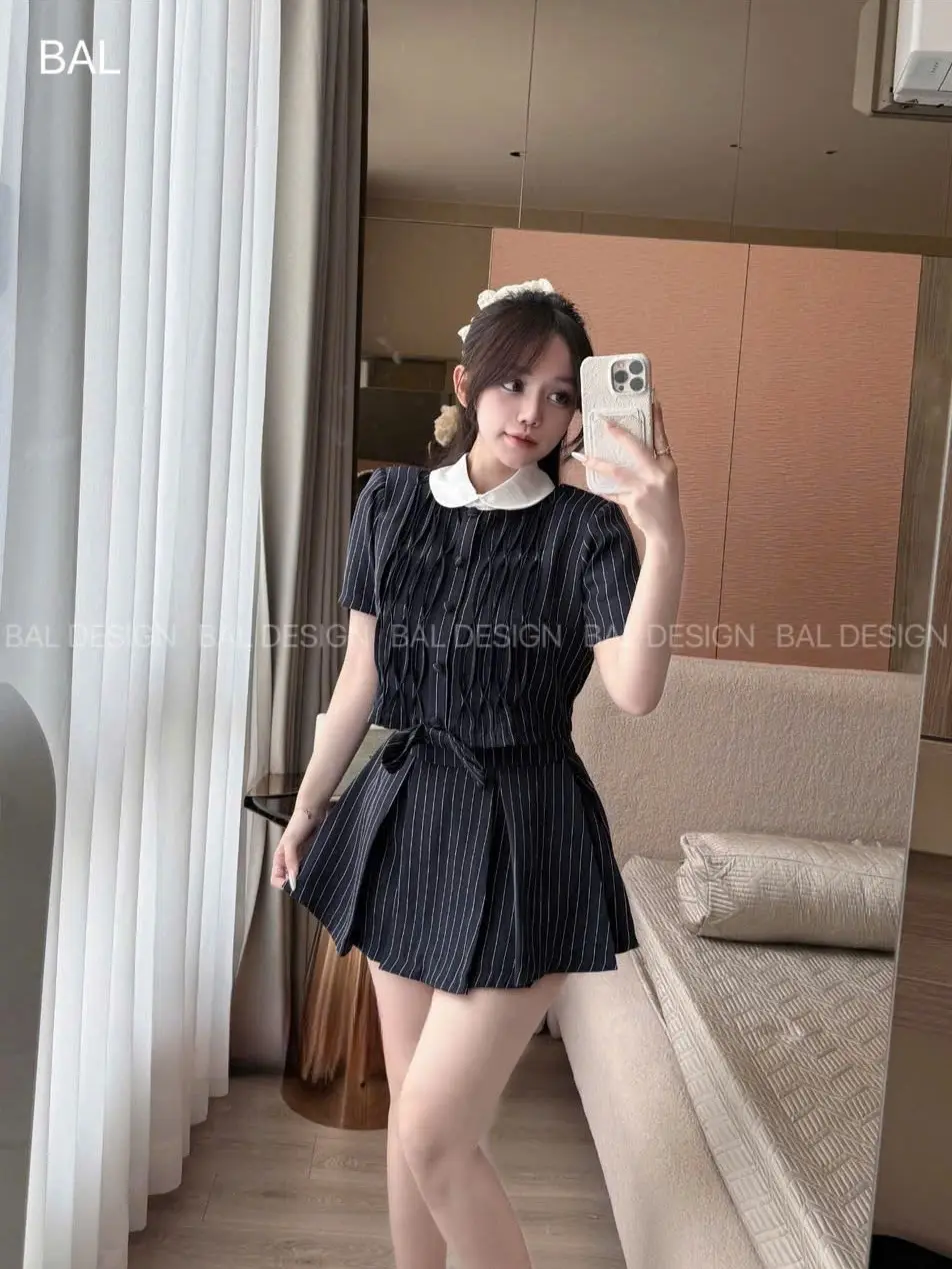 Set kẻ cổ sen phối trắng ly ngực , cúc bọc sang trọng và chân váy Nữ Top