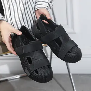Sendal Clog Runner bersifat kasual dan sporty yang uniseks adalah sendal yang tahan air, anti-slip, dan ringan. Sendal ini cocok untuk digunakan baik oleh pria maupun wanita sandal gunung pria  sandal gunung pria Sandal