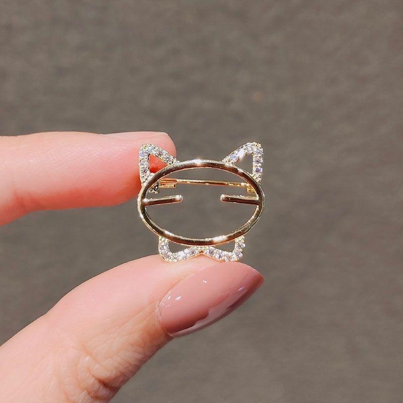 Product Introduction of V-Neck Anti-Exposure Buckle Brooch for Women 7
