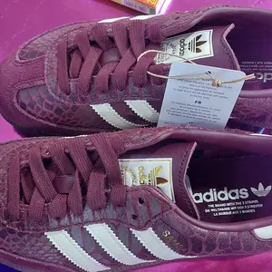 adidas Lifestyle SAMBA OG SHOES Women Burgundy IH3979