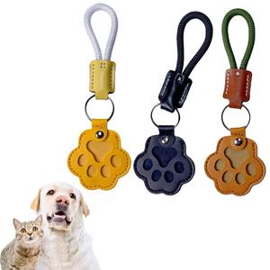 ペットの毛を記念するチャーム付きレザーキーホルダー。犬や猫の毛、肉球型デザインで、愛するペットを偲ぶ飼い主への追悼ギフトです。
