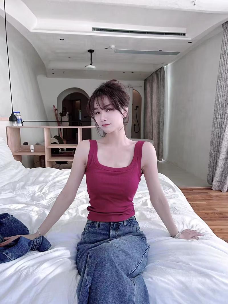 Product Introduction of Kaka women's underwear fixed coasters anti-glare commuter outwear camisole undershirt summer U-shaped back tops 15