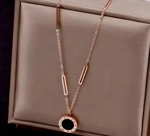 Kalung Perhiasan wanita titanium rantai liontin bulat angka romawi warna hitam berlapis emas elegant anti luntur