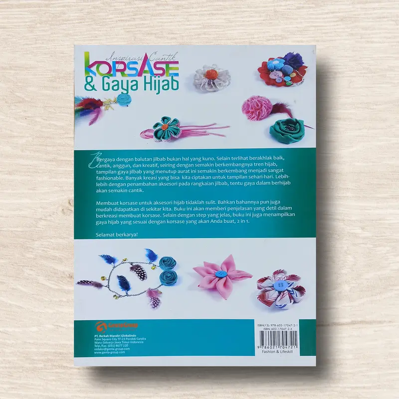 Inspirasi Cantik Korsase & Gaya Hijab – 24 Kreasi Korsase Hijab yang Simpel & Mudah Dipraktikkan | Buku Panduan Kreatif Membuat Aksesori Korsase Cantik untuk Mempercantik Berbagai Gaya Hijab.