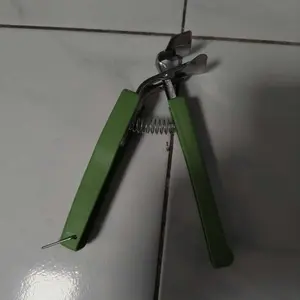 Alat Angkat Mangkuk Anti Panas Multi Fungsi dengan Genggaman Dua Pegang untuk Mangkuk dan Wadah Praktis dan Aman di Dapur