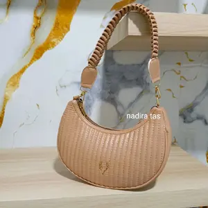 Nadira Tas - Tas Selempang Wanita HOBO Cewek Bahan Lembut Tebal Desain Unik Aksesori Gold Fleksibel untuk Nongkrong Hangout Praktis Fungsional dan Menambah Kepercayaan Diri