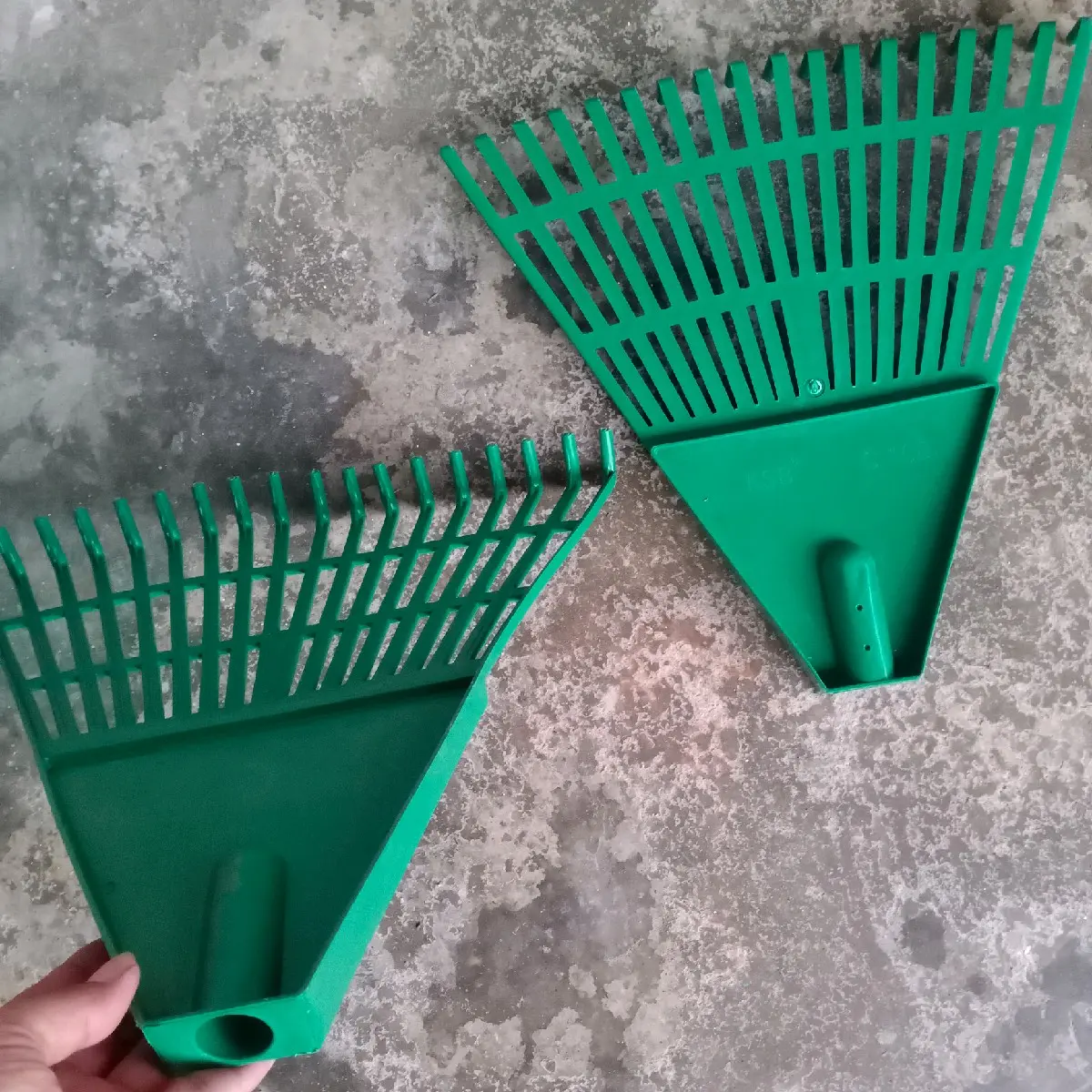 sapu taman sapu garuk plastik lebar 36cm  ekonomis bahan ulet dan awet