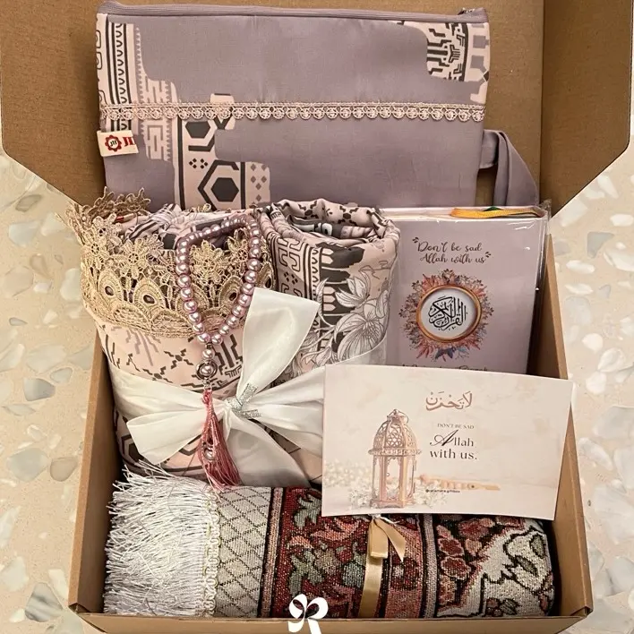 Hampers Mukena Sajadah Tasbih Al Quran Seserahan 1 Set Gift Box Hadiah Kado Cewe Ulang Tahun Nikahan Wisuda Lebaran Ramadhan Wedding Hari Guru Ibu Cewek Pacar Istri Teman Pernikahan Anniversary Sempro Sidang Idul Fitri Seperangkat Sholat