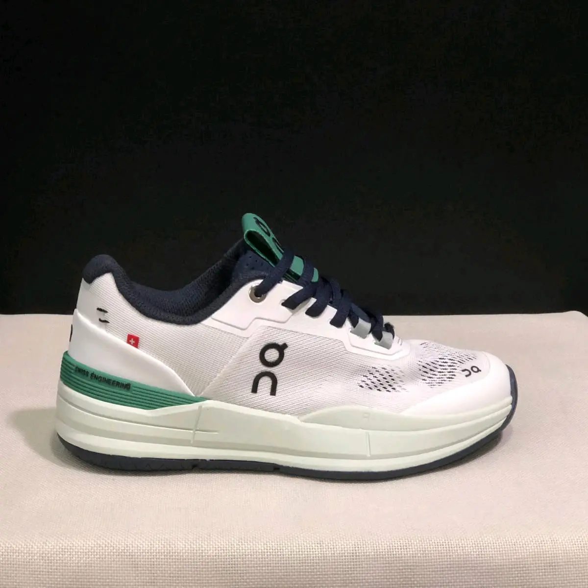 SEPATU ON CLOUD THE ROGER WHITE MINT GREEN