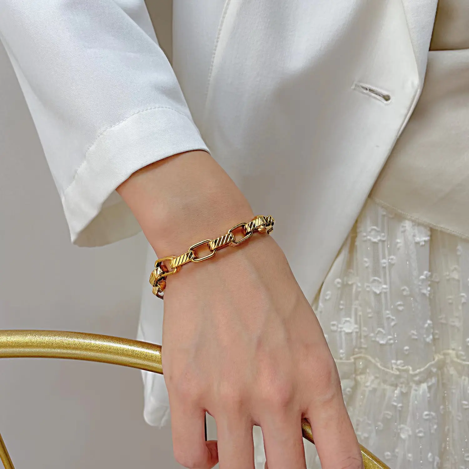 【Anti-fading】Stainless steel titanium bracelet, fashionable, luxurious, affordable, hypoallergenic bracelet, perfect for gifts, birthday dates