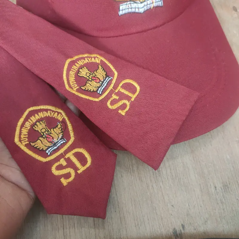 Topi dan dasi logo bordir tutwuri handayani  Karet 4